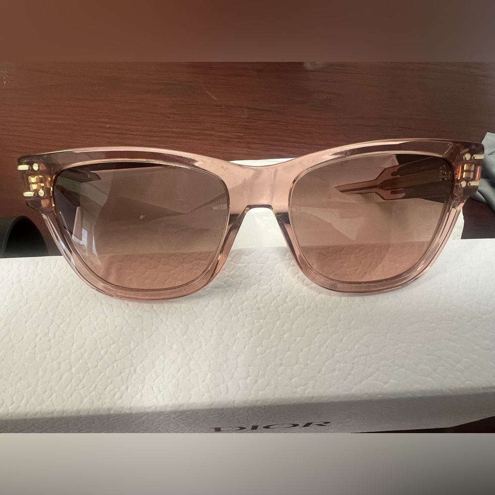 Dior Women’s sunglasses EUC worn twice- Authentic